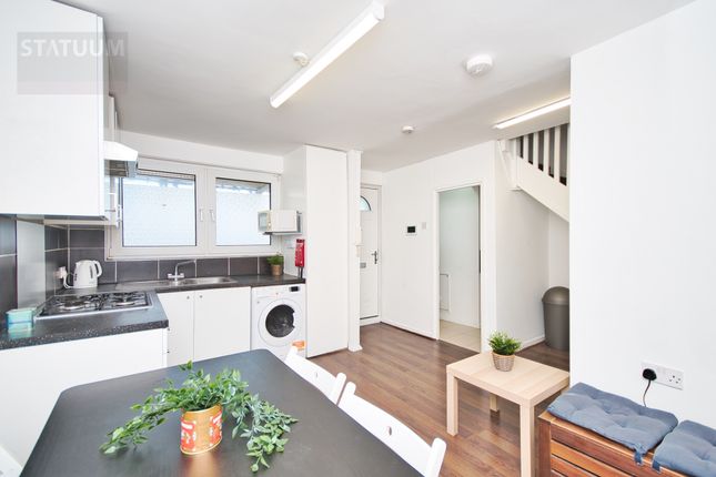Maisonette to rent in Mile End Road, East London