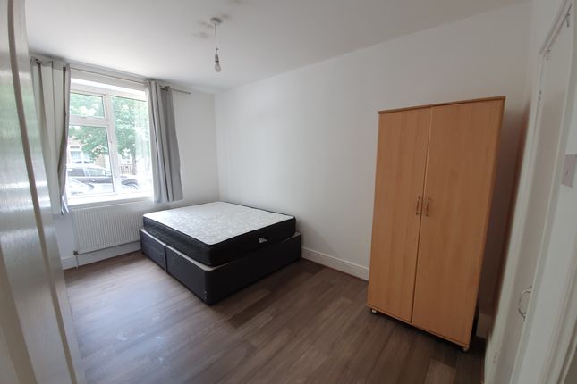 Flat to rent in Queens Row, London