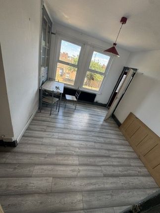 78 Russell Rise, Luton photo 3