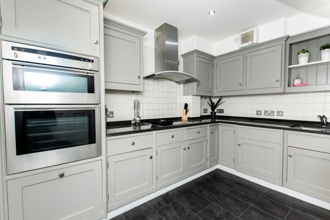 Flat to rent in Turners Hill Road, Pound Hill, Crawley