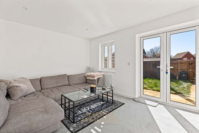 102 Hoadley Road, Horley photo 2