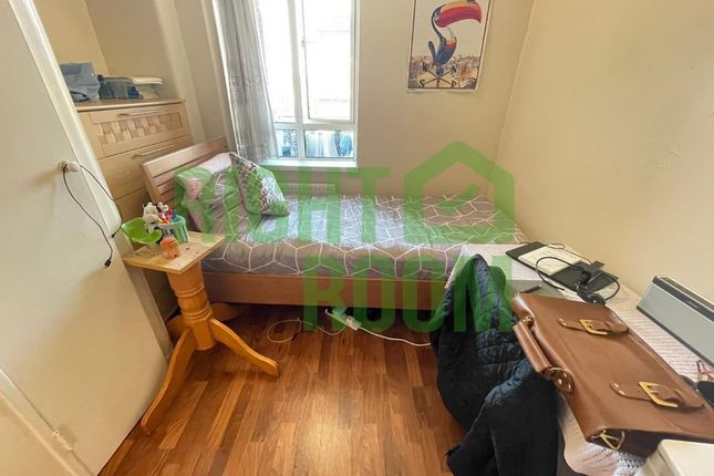 Flat to rent in Dombey Street, London
