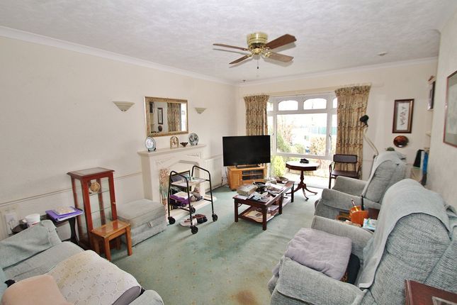 35, Wychwood Close, Milton-under-Wychwood photo 2