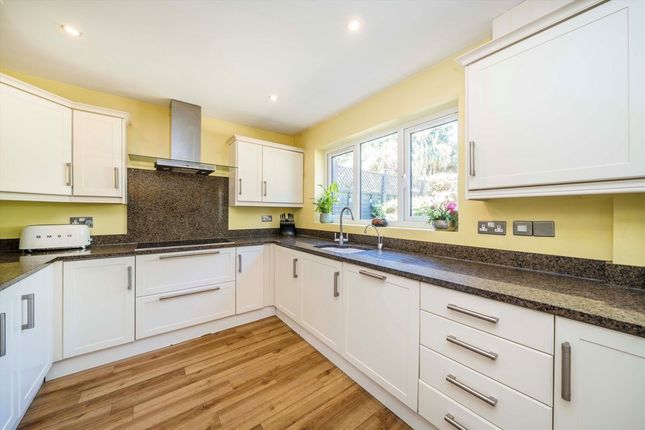12, Savile Close, Thames Ditton photo 4