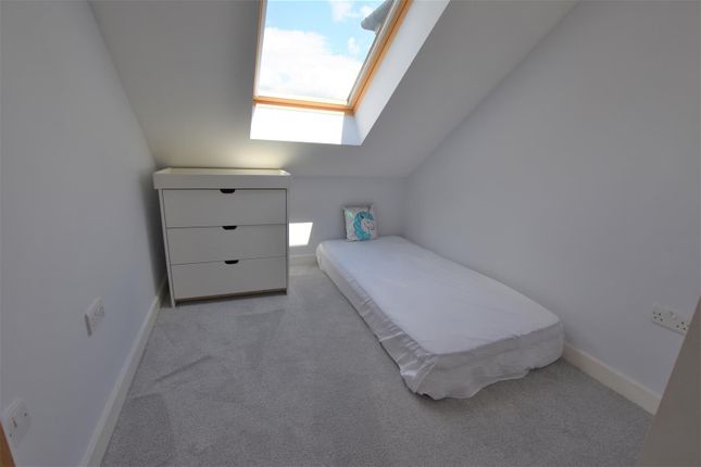 Flat to rent in Park Lodge Avenue, West Drayton