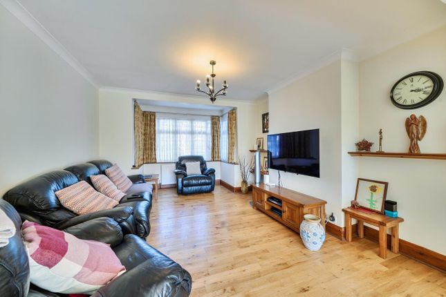 34, Hunters Grove, Harrow photo 3