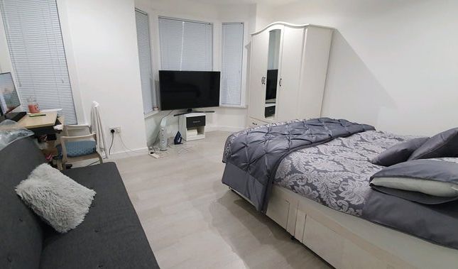 End terrace house to rent in Spencer Ave, Manchester