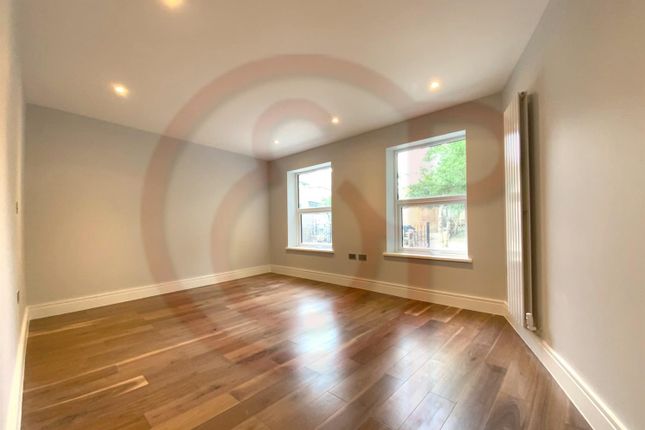 Flat 3, 118, Horn Lane, London photo 4