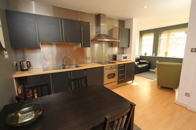 Flat to rent in South Parade, Leeds