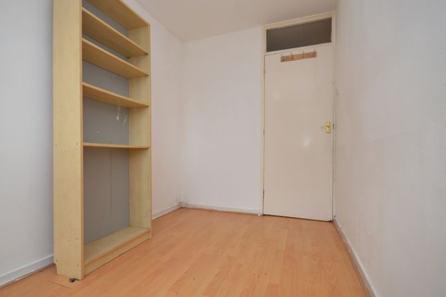 19 Ada Gardens, Stratford, London photo 4