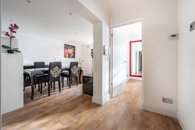 Allen Edwards Drive, Nine Elms photo 3