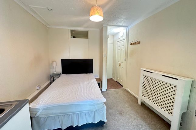 Room 1a Braunton House, 23, Grove Avenue, Yeovil photo 4