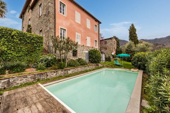 Thumbnail Villa for sale in Lucca, Toscana, Italy