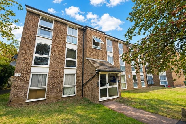 2-bed flat on 14, Wyedale, St. Albans, £150,000