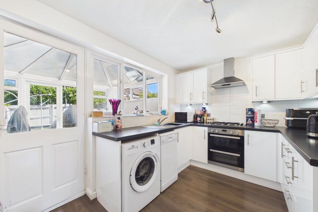 9, Howell Close, Warfield photo 2