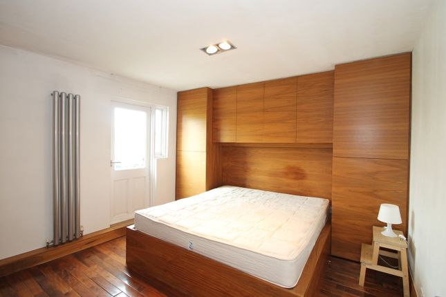 Flat to rent in Caledonian Road, Islington