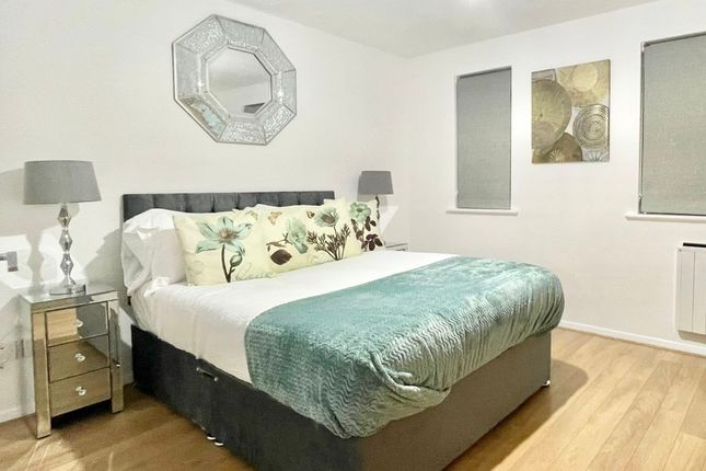 Flat to rent in Glenville Grove, London
