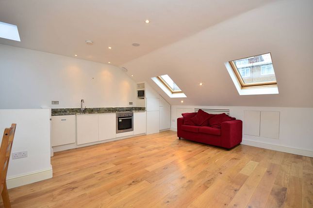 Flat to rent in Kelvedon Road, Parsons Green, London