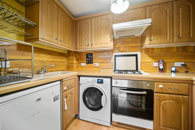 Flat 18 Heron Court, 18, Wilkins Close, Mitcham photo 3