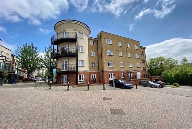 Flat to rent in Tadros Court, High Wycombe