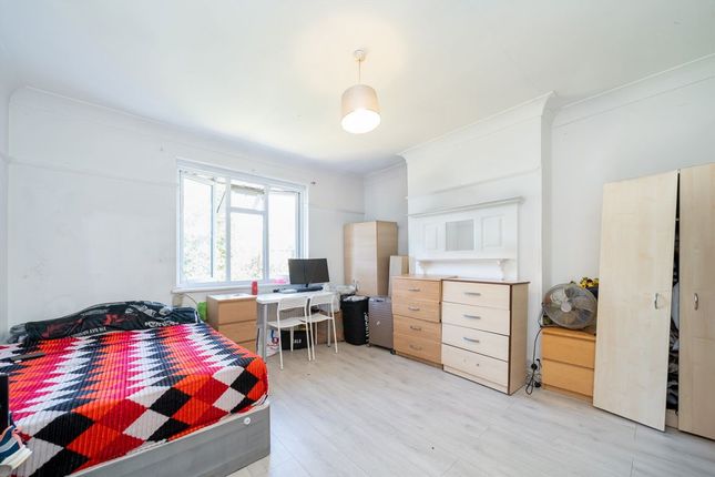 11, Haycroft Gardens, London photo 4