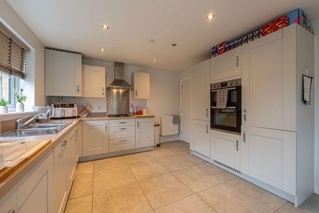 2 Sir Howel Crescent, Caldicot photo 2