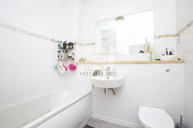 Flat for sale in Roman Road, Bow, London