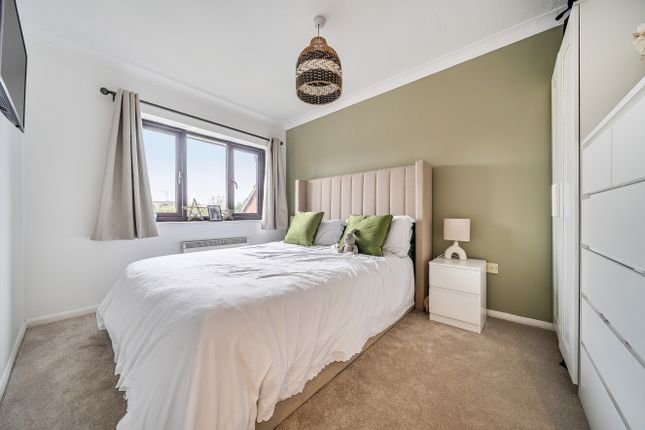 8, Manor Green, Surrey photo 4
