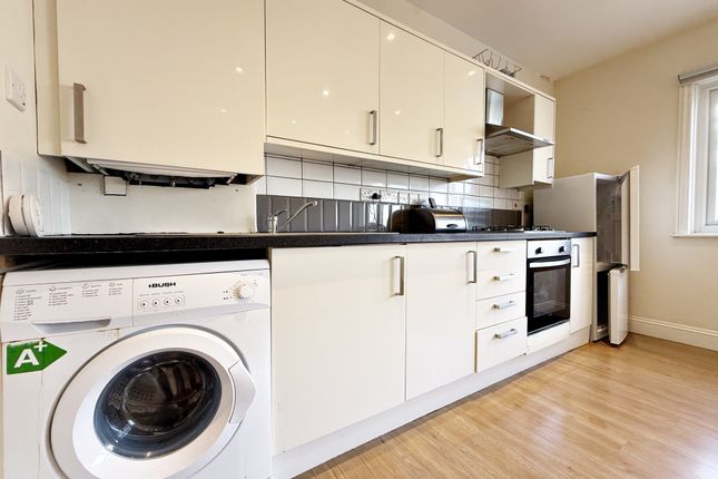 Flat 1, 30b, Bathurst Walk, Iver photo 3