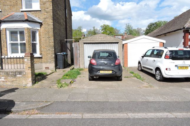 Studio parking on 33, Cedar Park Road, Enfield, EN2, £200,000