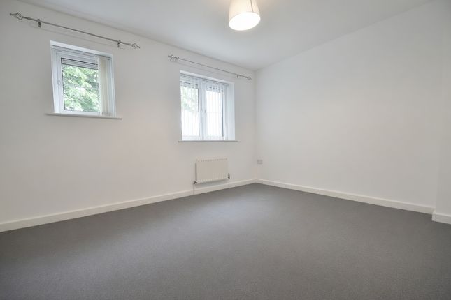 23, Yeoman Drive, Staines-upon-Thames photo 2