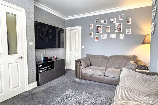 5, Lynton Avenue, Oldham photo 4
