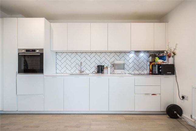 Flat 19, Watson House, 4, Greenleaf Walk, Southall photo 3