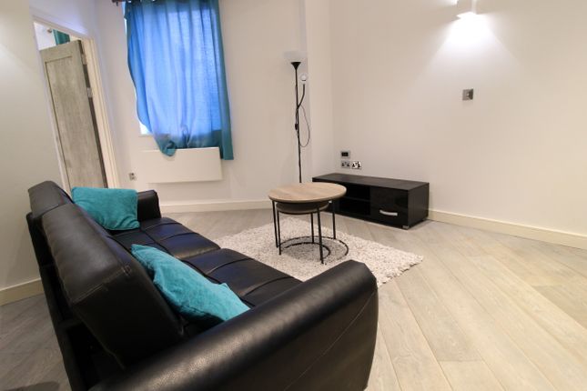 1-bed flat on 77, Verona Apartments, Slough, £1,250/mo