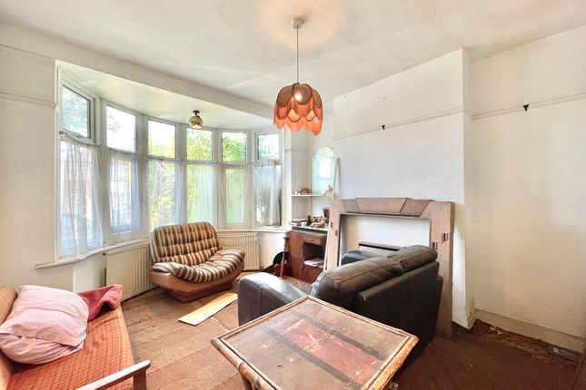 90 Winchester Avenue, London photo 2