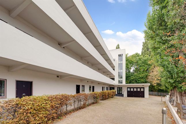 18 Isokon Flats, Lawn Road, London photo 2