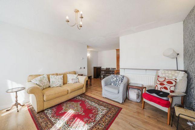 27, Bladon Gardens, Harrow photo 4