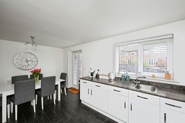 32, Weavers Way, ALFRETON photo 3