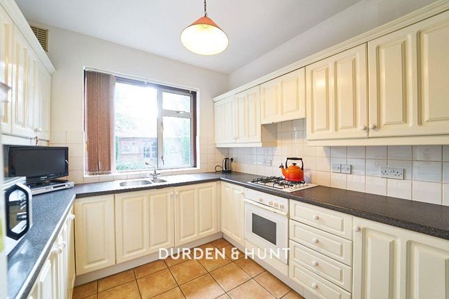 24 Stag Lane, Buckhurst Hill photo 2