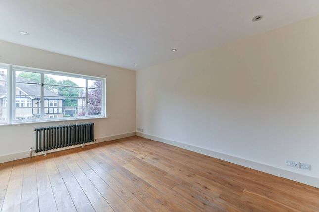 Flat to rent in Grove Avenue, Sutton