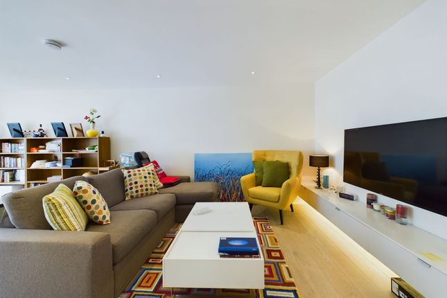 Flat 39, Trinity Court, London photo 3