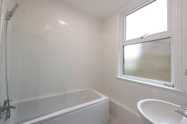 Flat to rent in Badminton Road, Clapham South/Balham, London