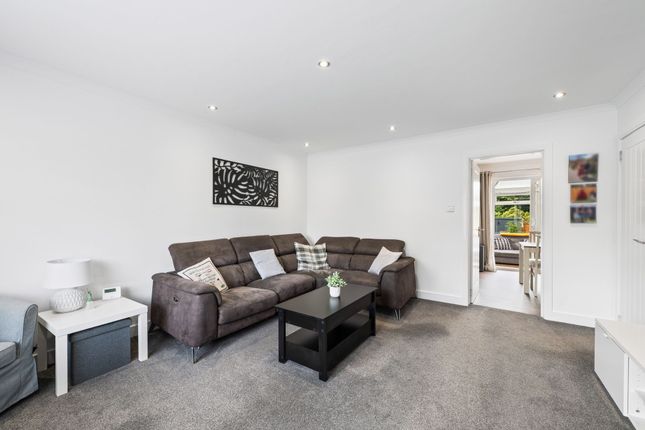 33 Kaims Brae, Livingston Village photo 3