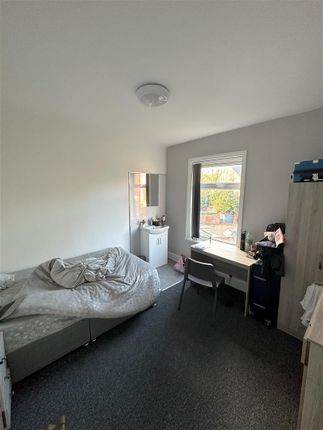 Head, 13, Beresford Avenue, Hull photo 5