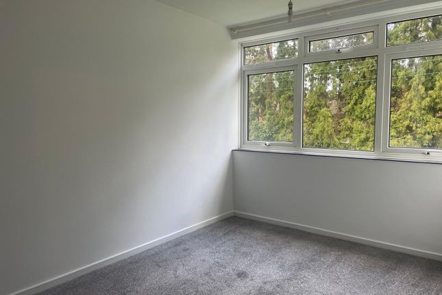 94 Deerswood Court, Crawley photo 5