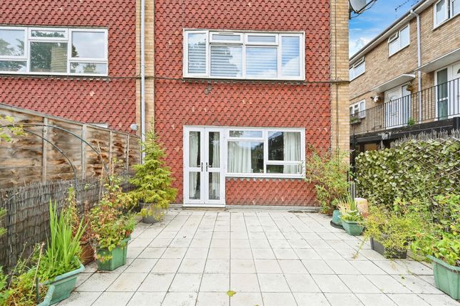 1-bed studio on 10, Heather Way, Hemel Hempstead, £160,000
