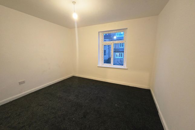 106 Newlands Place, Bradford photo 5