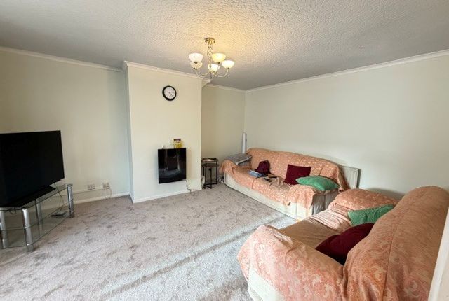 330, Watford photo 5