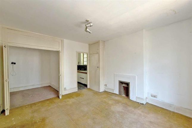 Flat 36, Meriden Court, Chelsea Manor Street, London photo 2