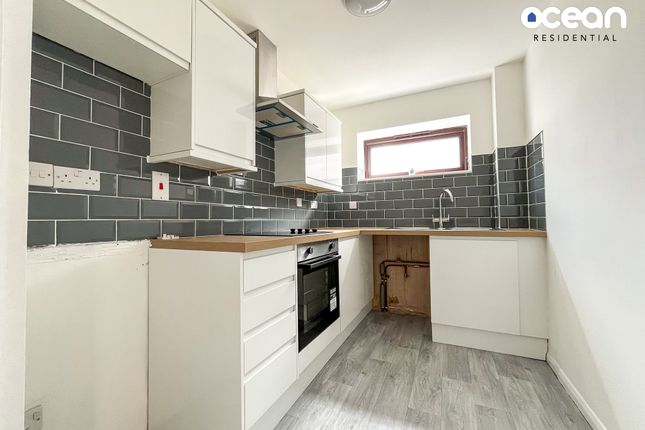 Flat to rent in Arterial Road, Leigh-On-Sea